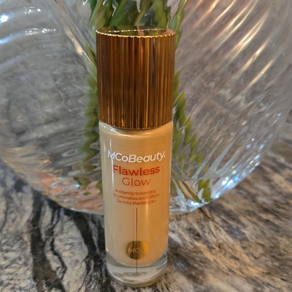 Flawless Glow Set - Gold and Cream - Picture 3 of 8